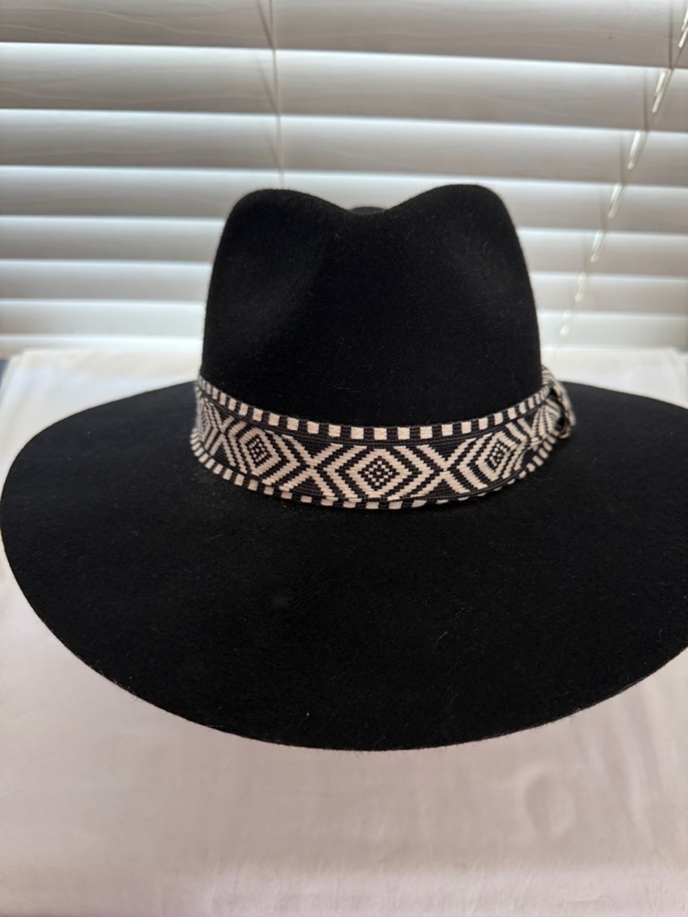 Macchia di RUGGINE Black Wide-Brim Wool Fedora with Geometric Band